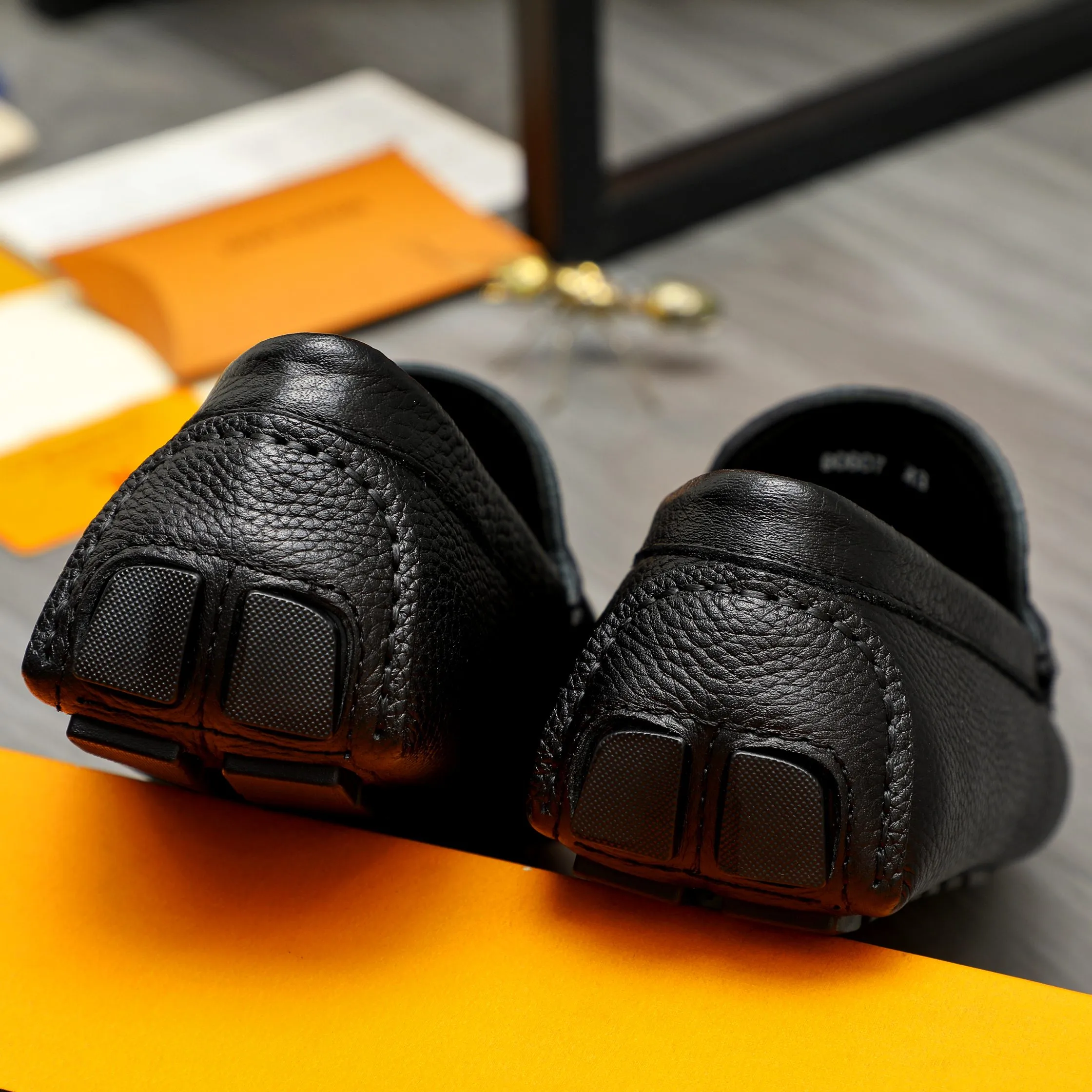 Men's shoes 💰420 Product trademark: LV "Louis Vuitton" casual slip-on shoes Regular size: 38-46 (45.46 custom-made, non-returnable) Product materials: Selected pebbled cowhide upper, sheepskin lining, original rubber outsole